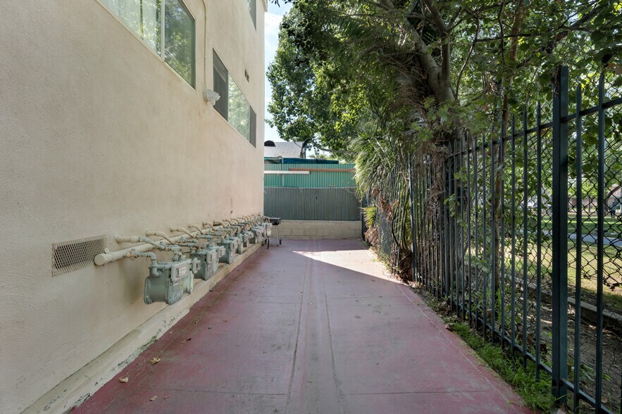 More Photos Of 729 Raleigh St, Glendale Apartments For Sale