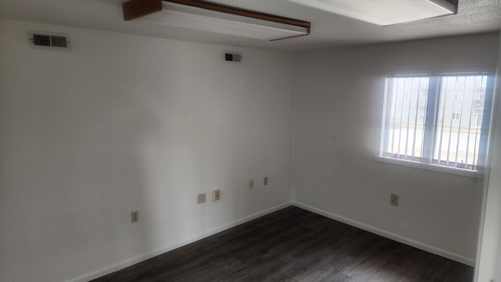 More Photos Of 4401 16th Ave W, Williston Warehouse For Lease