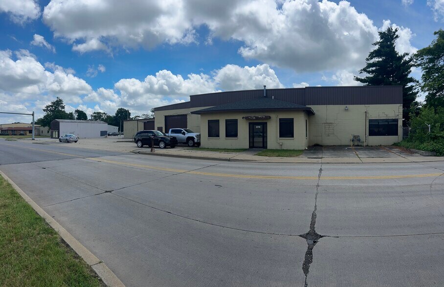 Primary Photo Of 2019 W Lusher Ave, Elkhart Warehouse For Sale