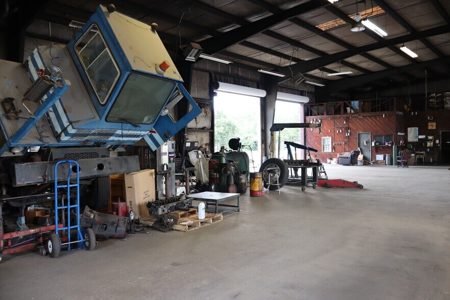 More Photos Of 1530 Parker Ln, Enterprise Warehouse For Lease