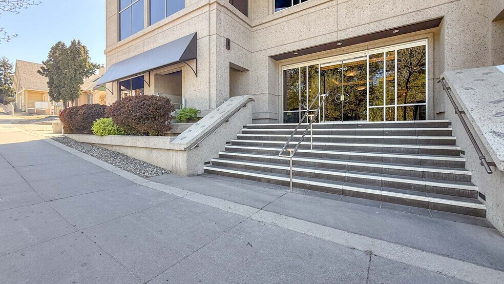 More Photos Of 2706 30 Av, Vernon Office For Lease