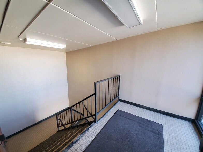 More Photos Of 2690 Fleur Dr, Des Moines Office For Lease