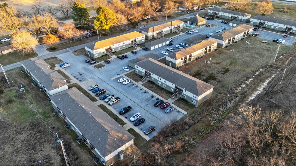 More Photos Of 810 Quail Run Rd, Grove Multifamily For Sale