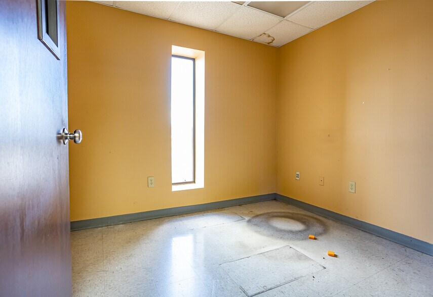 More Photos Of 942 W Park Dr, Selma Warehouse For Lease