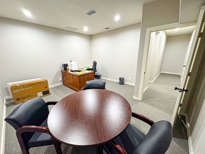 More Photos Of 119 E 2nd St, Hallettsville Office For Lease