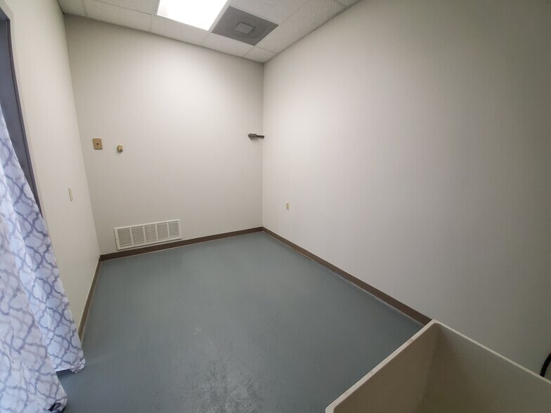 More Photos Of 1804 N Towanda Barnes Rd, Bloomington Flex For Lease