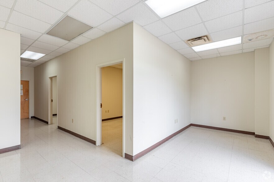 More Photos Of 1516 Kalamazoo Dr, Griffin Unknown For Lease