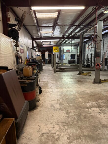 More Photos Of 4005 N Navarro St, Victoria Warehouse For Lease