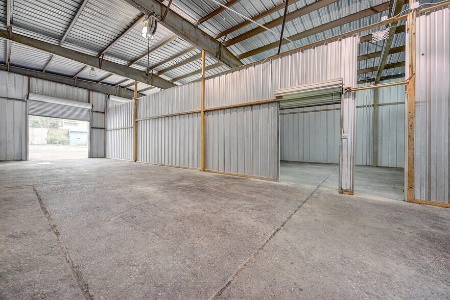 More Photos Of 307 E Alamo St, Brenham Auto Repair For Sale