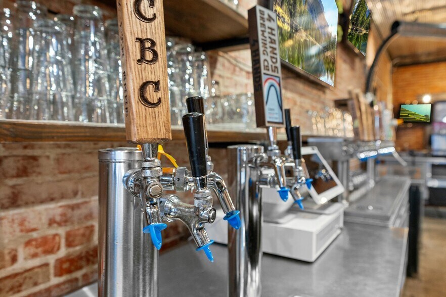 More Photos Of 451 S Thompson Ave, Excelsior Springs Bar For Sale