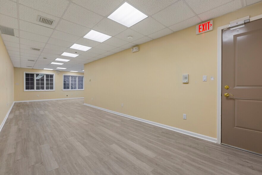 More Photos Of 2717 Crescent St, Astoria Medical For Lease