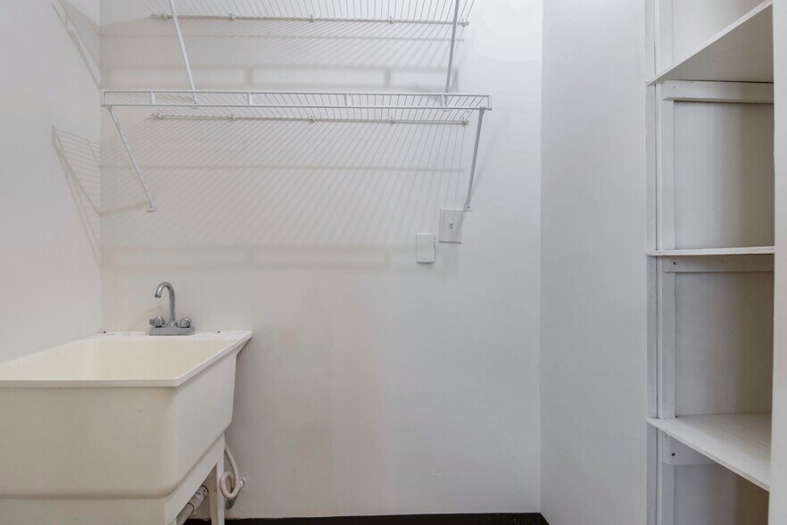 More Photos Of 825 Fairmont Pkwy, Pasadena Office For Sale