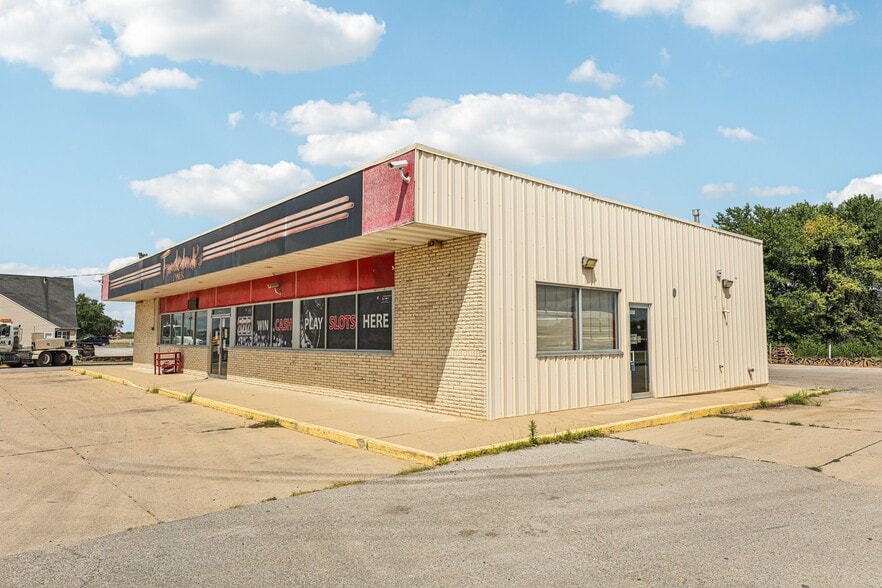 More Photos Of 402 W Johnson St, Pocahontas Flex For Sale