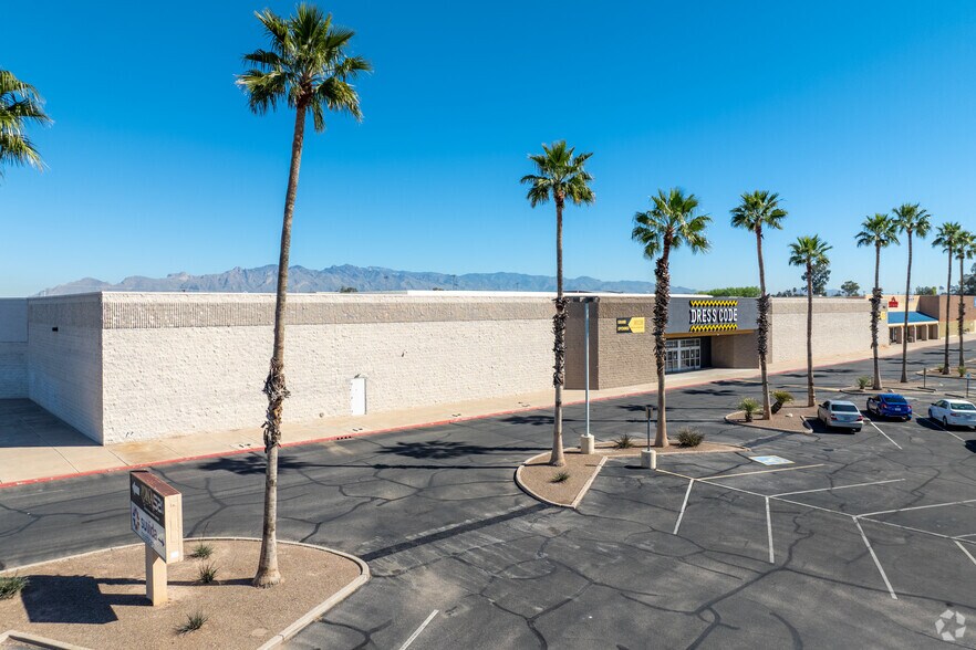More Photos Of 3660 S 16th Ave, Tucson Department Store For Lease