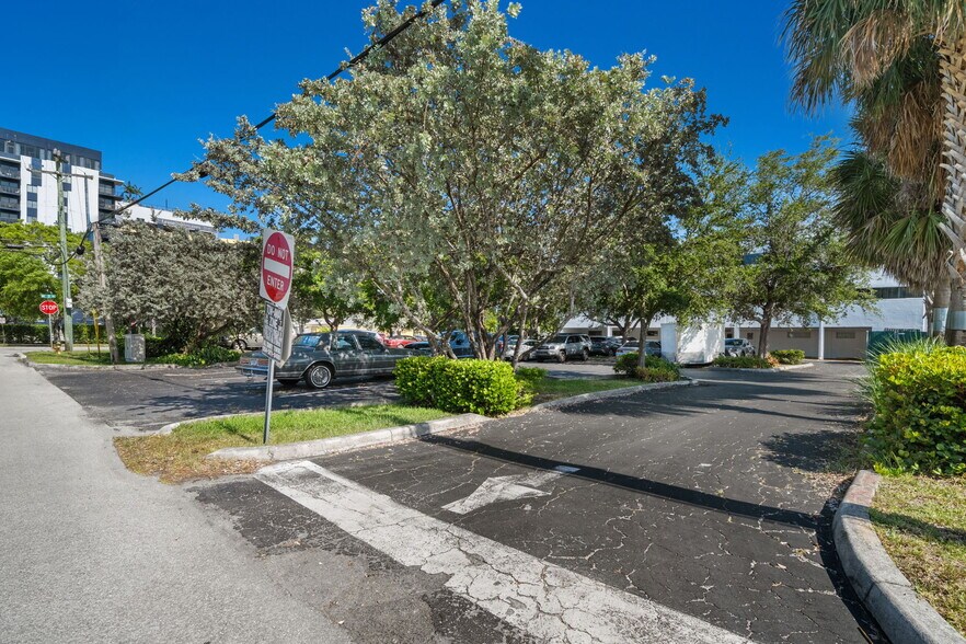 More Photos Of 1995 E Oakland Park Blvd, Fort Lauderdale Loft Creative Space For Sale