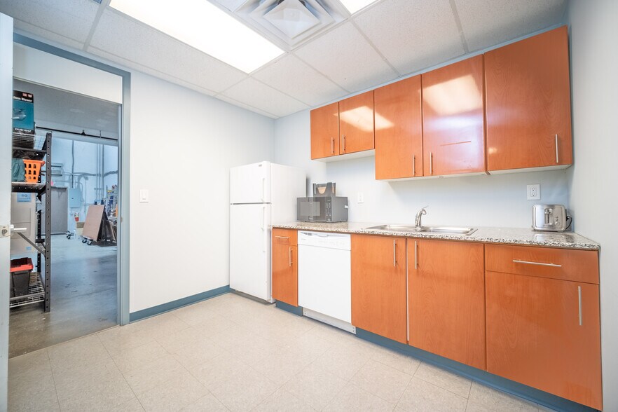 More Photos Of 1515 Broadway St, Port Coquitlam Warehouse For Sale