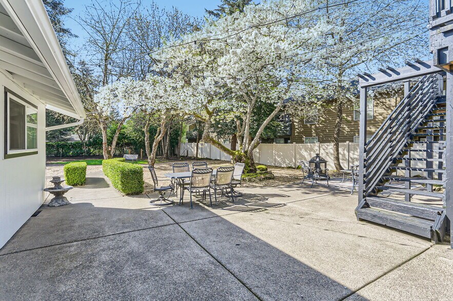 More Photos Of 5350 Lakeview Blvd, Lake Oswego Assisted Living For Sale