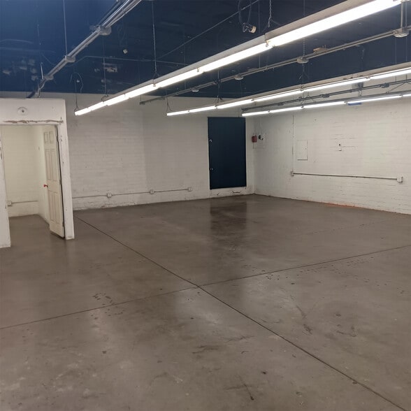 More Photos Of 233 W 33rd St, Los Angeles Warehouse For Lease