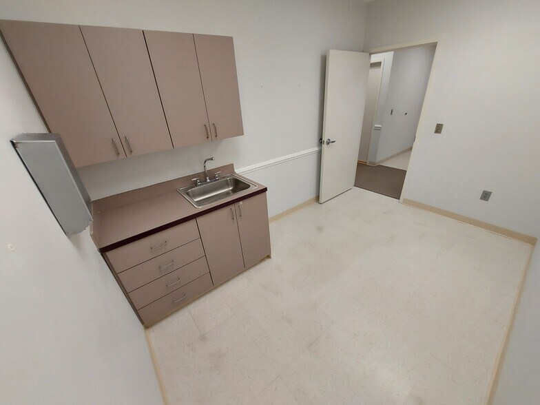 More Photos Of 5015 Southpark Dr, Durham Medical For Lease
