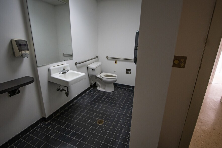 More Photos Of 200 Dillon Cir, Spartanburg Office For Sale