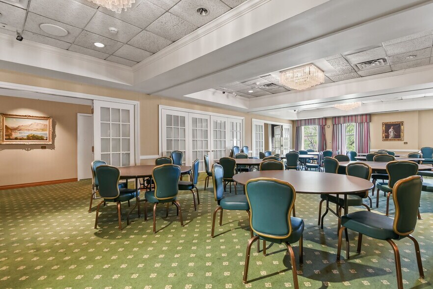 More Photos Of 227 E Adams St, Springfield Flex For Sale