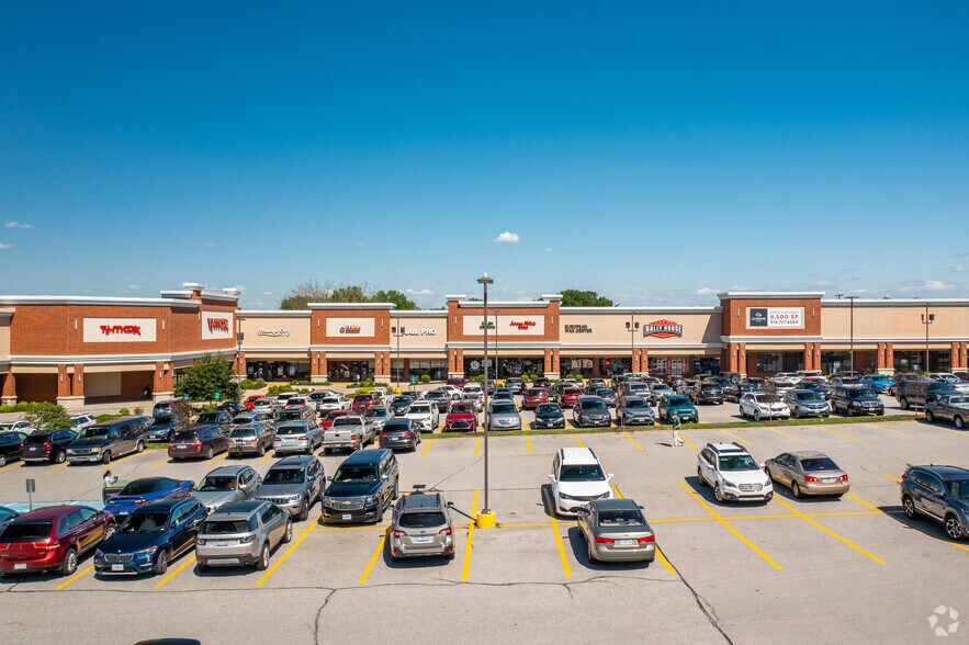 More Photos Of 12101-12153 Manchester Rd, Des Peres General Retail For Lease