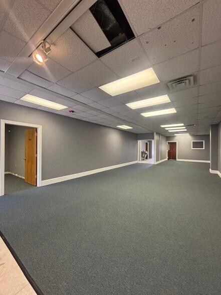 More Photos Of 808 English Rd, High Point Office For Lease