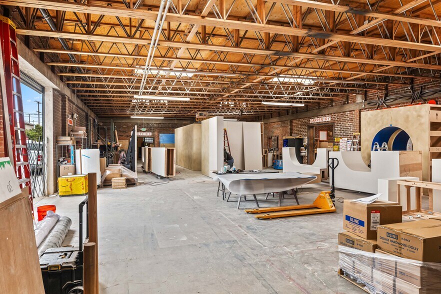 More Photos Of 1458 E 58th Pl, Los Angeles Showroom For Lease