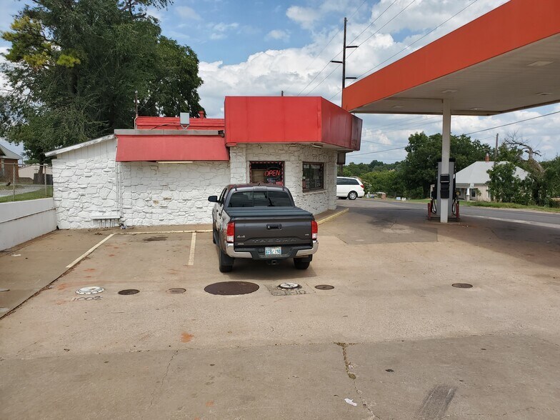 More Photos Of 1424 E Noble Ave, Guthrie Convenience Store For Sale