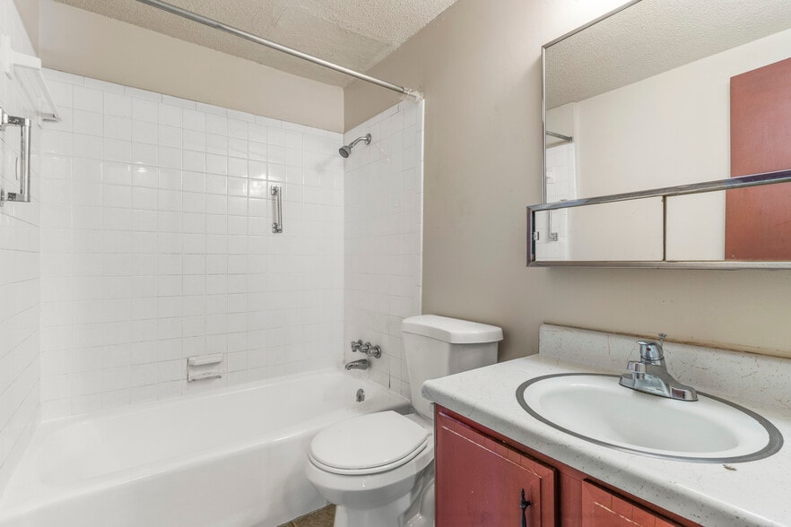 More Photos Of 5218-5240 Ditzler Ave, Raytown Apartments For Sale