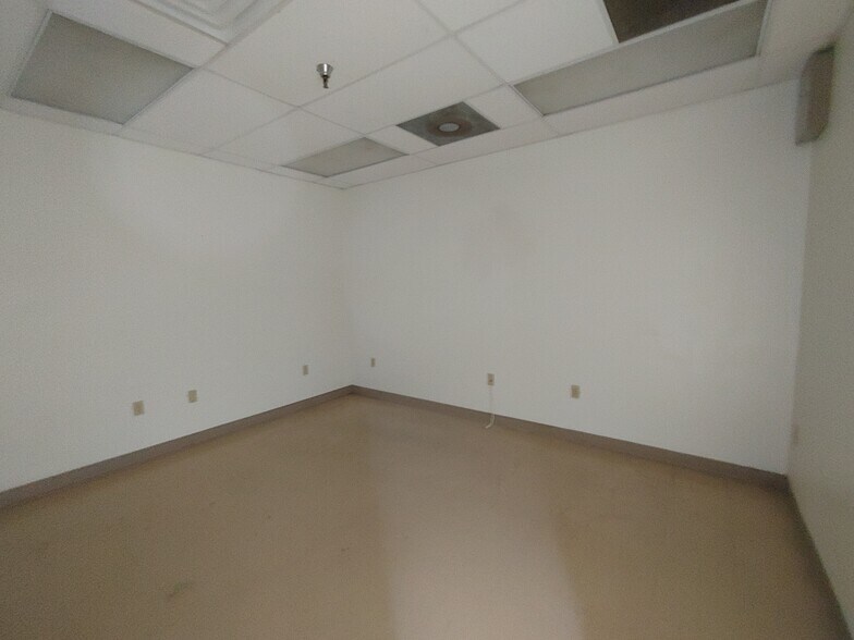 More Photos Of 6250-6270 Clarity Ct, Sarasota Unknown For Lease