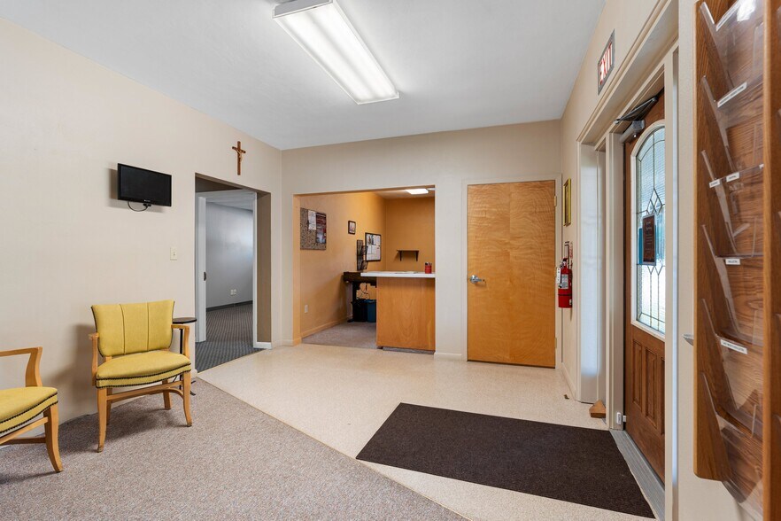 More Photos Of 712 S Pearl St, New London Office For Sale