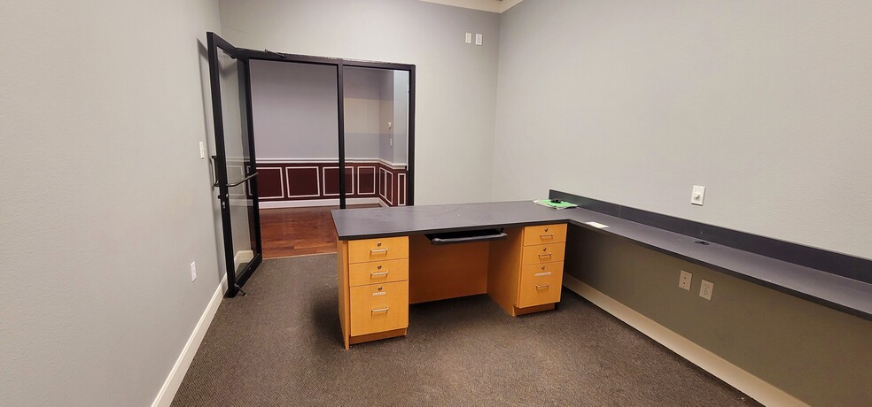 More Photos Of 901 E Highway 90A, Richmond Storefront Retail Office For Lease