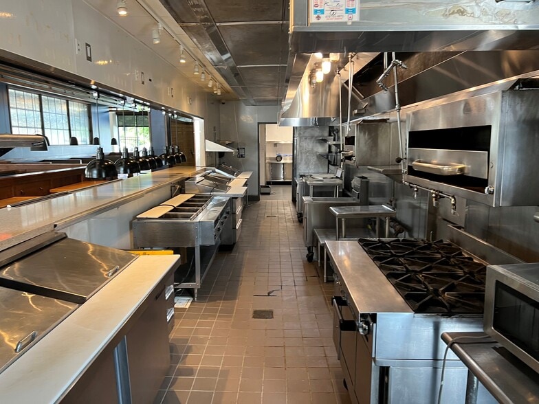 More Photos Of 4600 Roswell Rd, Atlanta Unknown For Lease