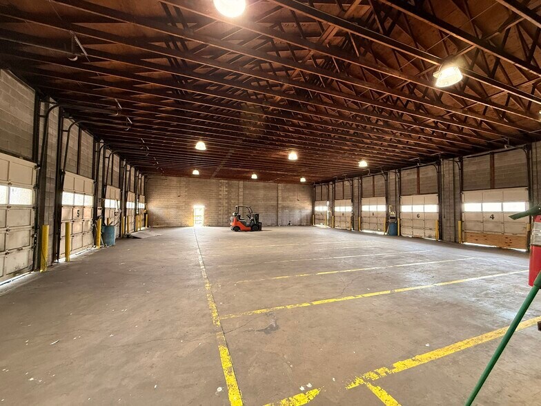 More Photos Of 4550 Roseville Rd, Roseville Truck Terminal For Lease