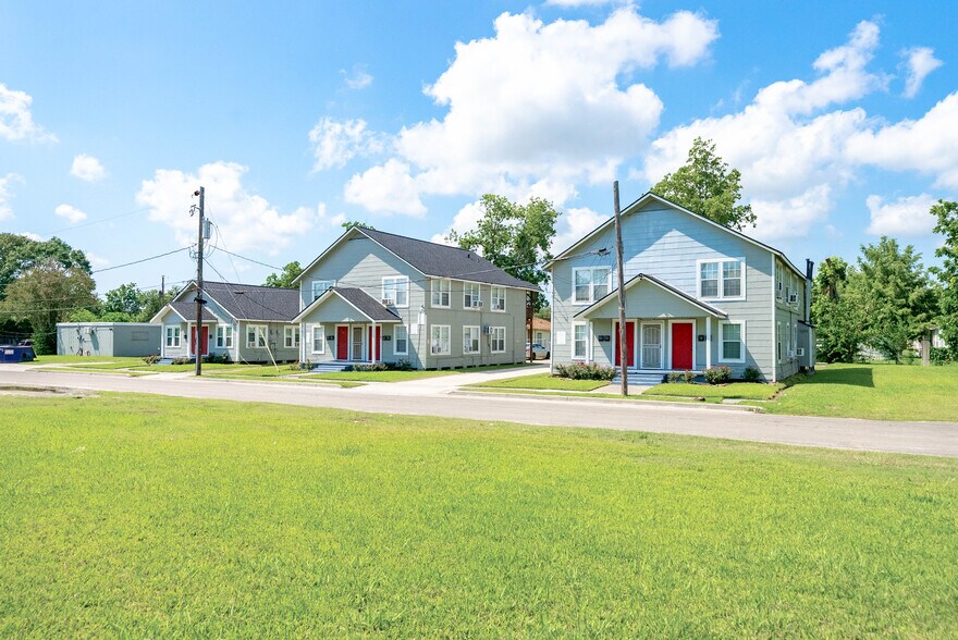 More Photos Of 214 W Republic St, Baytown Apartments For Sale