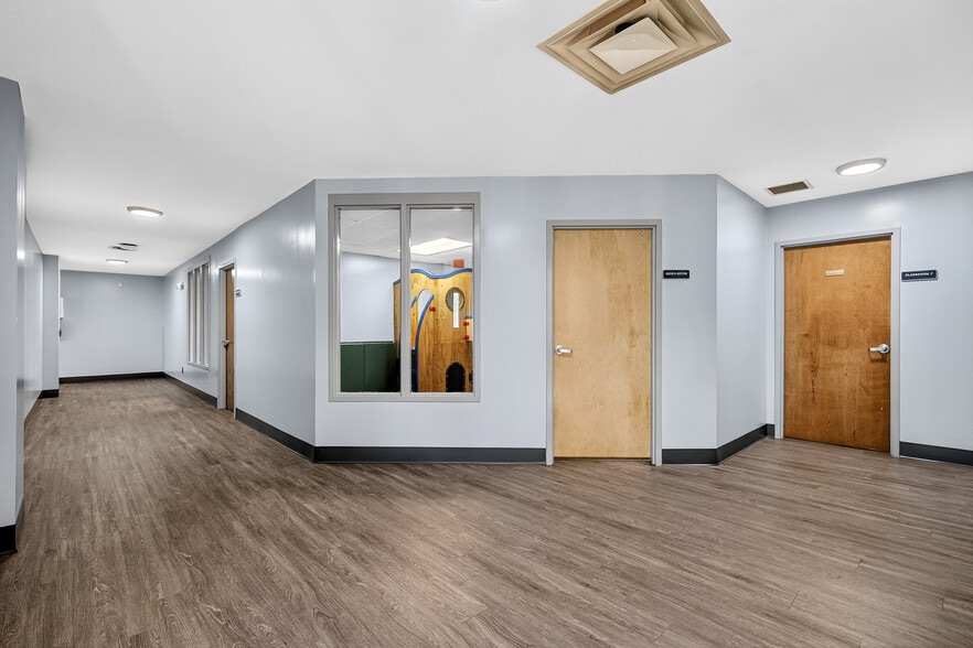 More Photos Of 852 E Highland Rd, Macedonia Flex For Lease