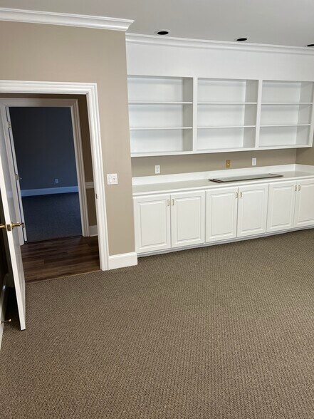 More Photos Of 704 Cromwell Dr, Greenville Office For Lease