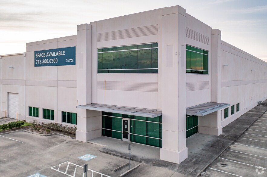 More Photos Of 971 N Sam Houston Parkway E, Houston Distribution For Lease