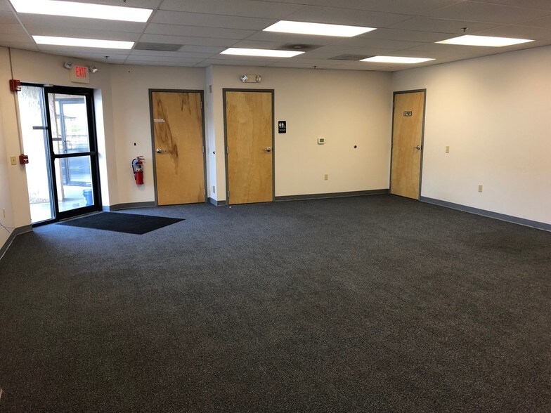 More Photos Of 499 Running Pump Rd, Lancaster Warehouse For Lease