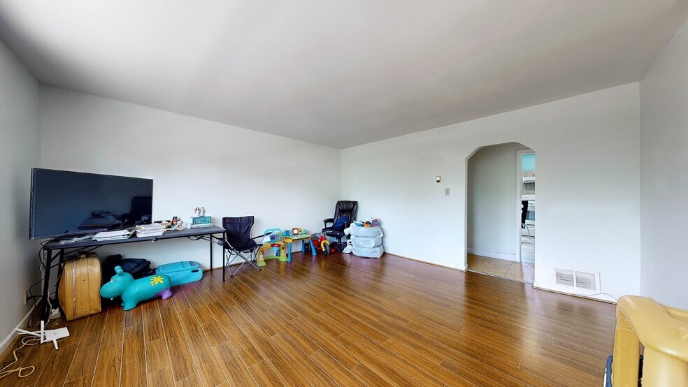 More Photos Of 88 Elliott St, Brampton Freestanding For Sale