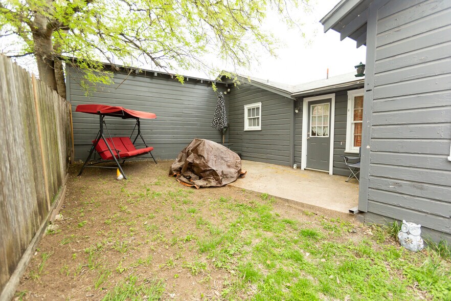 More Photos Of 415 N Main St, Belton General Retail For Sale