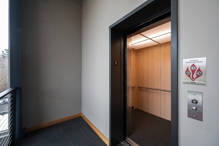 More Photos Of 913 Squalicum Way, Bellingham Distribution For Lease
