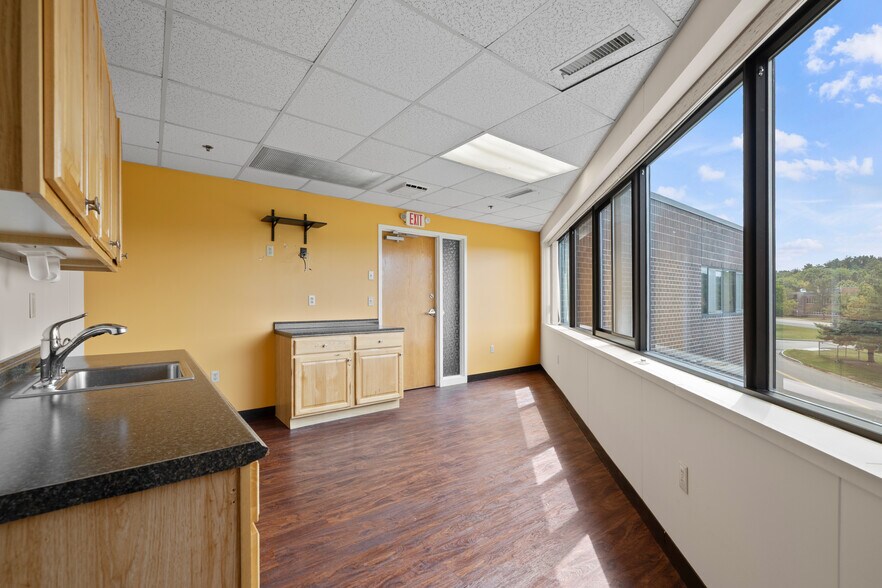More Photos Of 1 Olde North Rd, Chelmsford Office For Lease