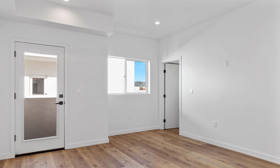 More Photos Of 10821 Hartsook St, North Hollywood Apartments For Sale