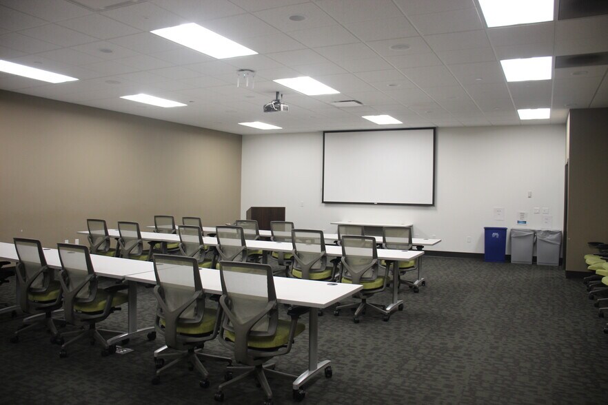 More Photos Of 1450 N Center Point Rd, Hiawatha Office For Lease