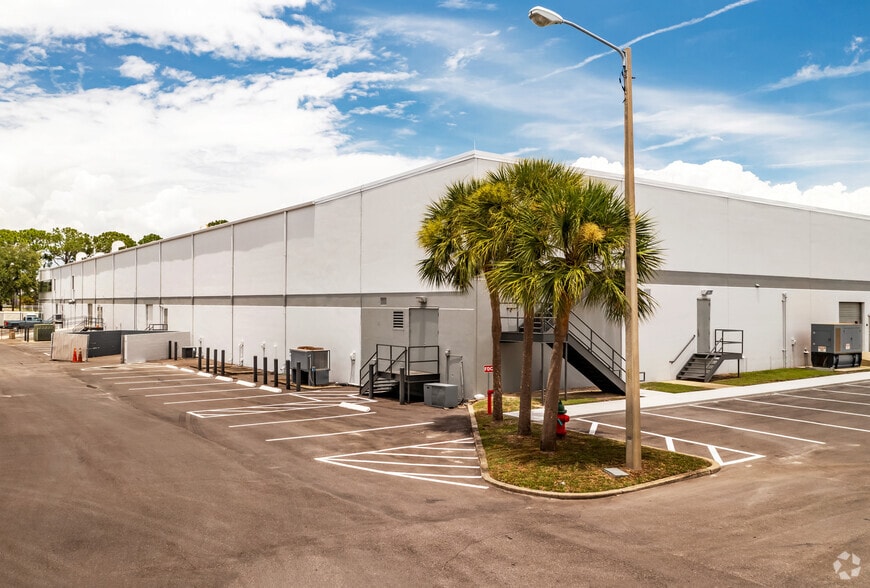 More Photos Of 3051 Tech Dr, Saint Petersburg Warehouse For Sale