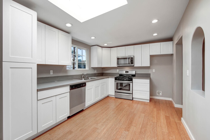 More Photos Of 13257-13259 Moorpark St, Sherman Oaks Office Residential For Sale