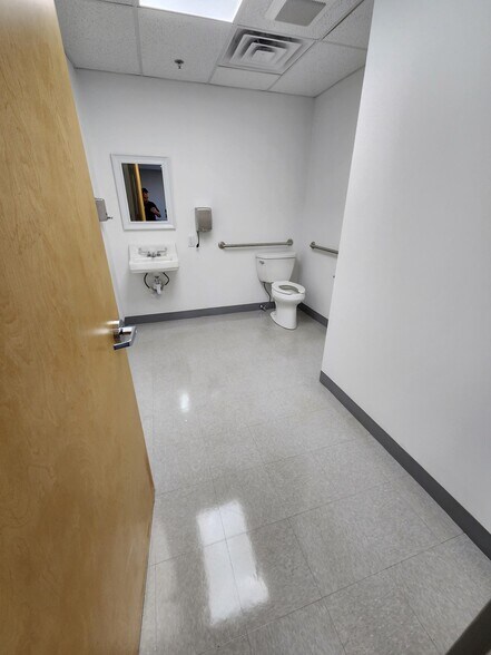 More Photos Of 178 Commerce Rd, Carlstadt Manufacturing For Sale