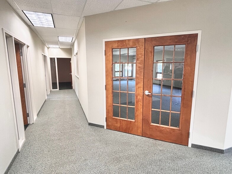 More Photos Of 27911 Clemens Rd, Westlake Office Residential For Lease